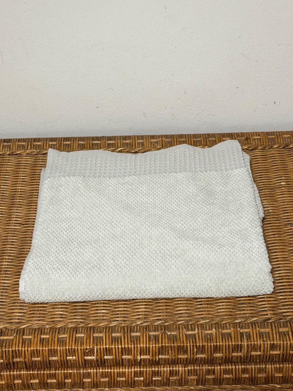 Neiper Home for Williams Sonoma. Rice Weave textured Bath Towel. Approx. 28x55"